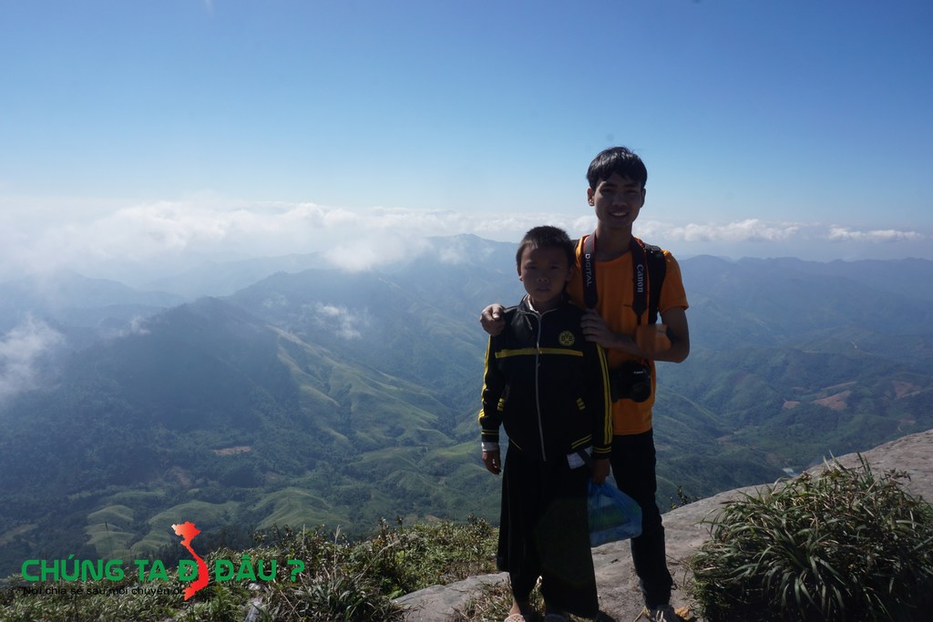 Một em bé bán nước dọa trên đỉnh Pha Luông