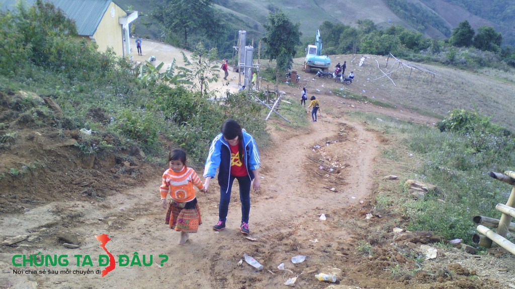 Vui chơi cùng các em nhỏ ở đồn biên phòng
