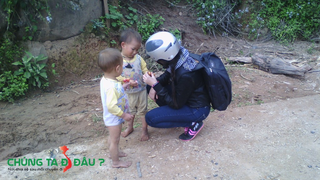 Tặng kẹo mút cho các em