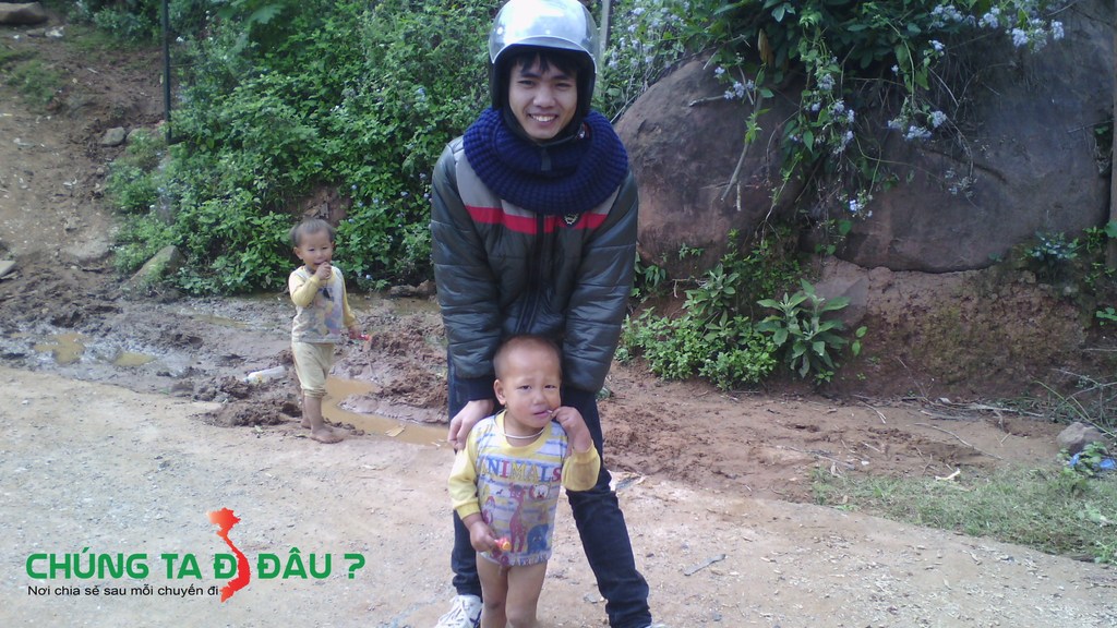 Vui chơi cùng các em nhỏ dọc đường đi