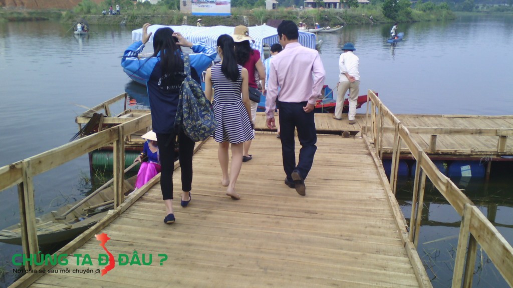 Lên thuyền tham gia chợ nổi