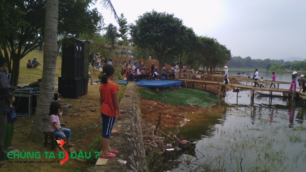 Rất đông người tham gia chợ nổi
