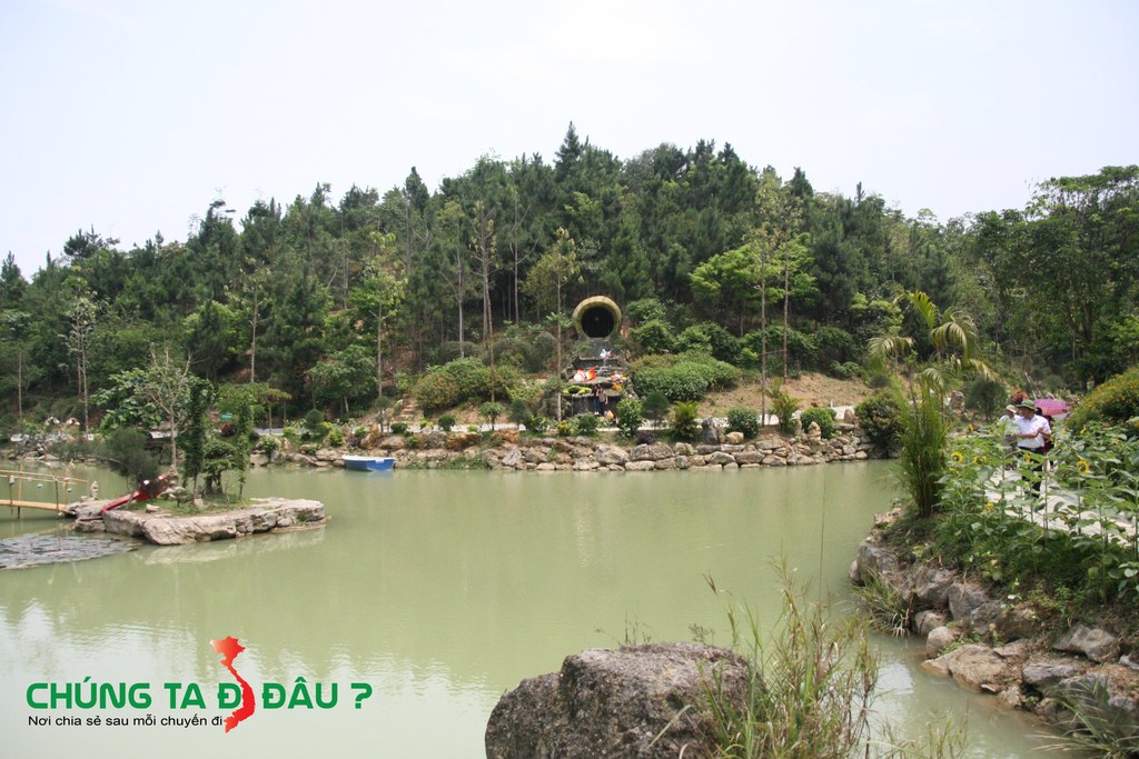 Đoạn này có con suối chảy ra từ cái đồi, nhìn hay lắm nhé