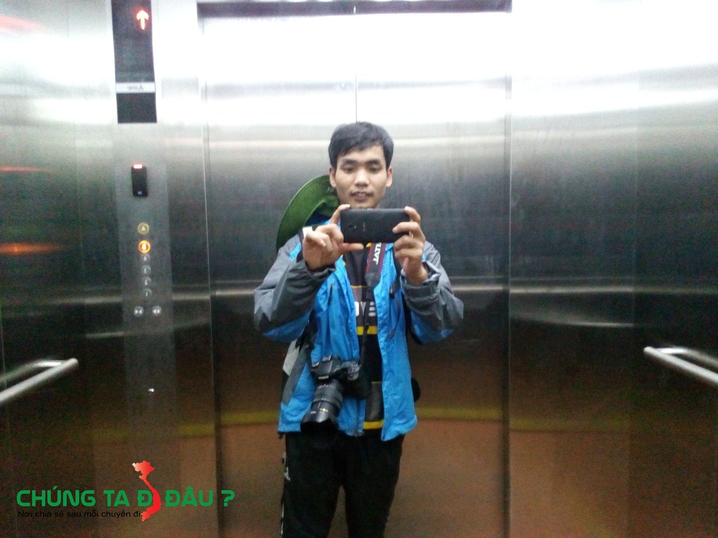 Lên tầng thượng xem có gì không?
