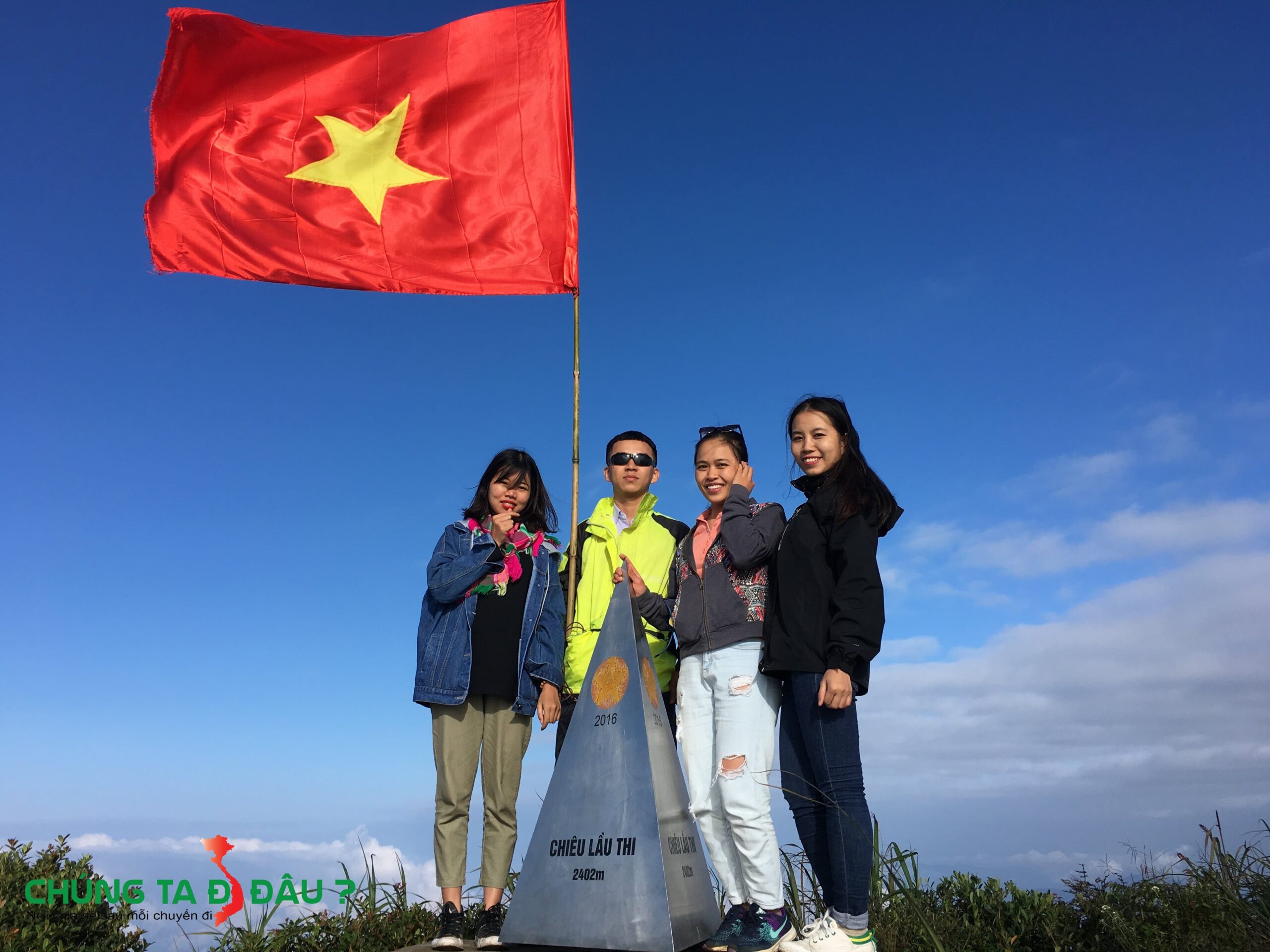 Cả team chụp ảnh kỷ niệm