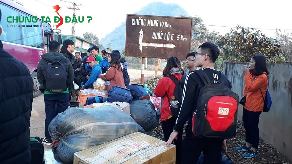 Xuống ô tô chuẩn bị quốc bộ 5km