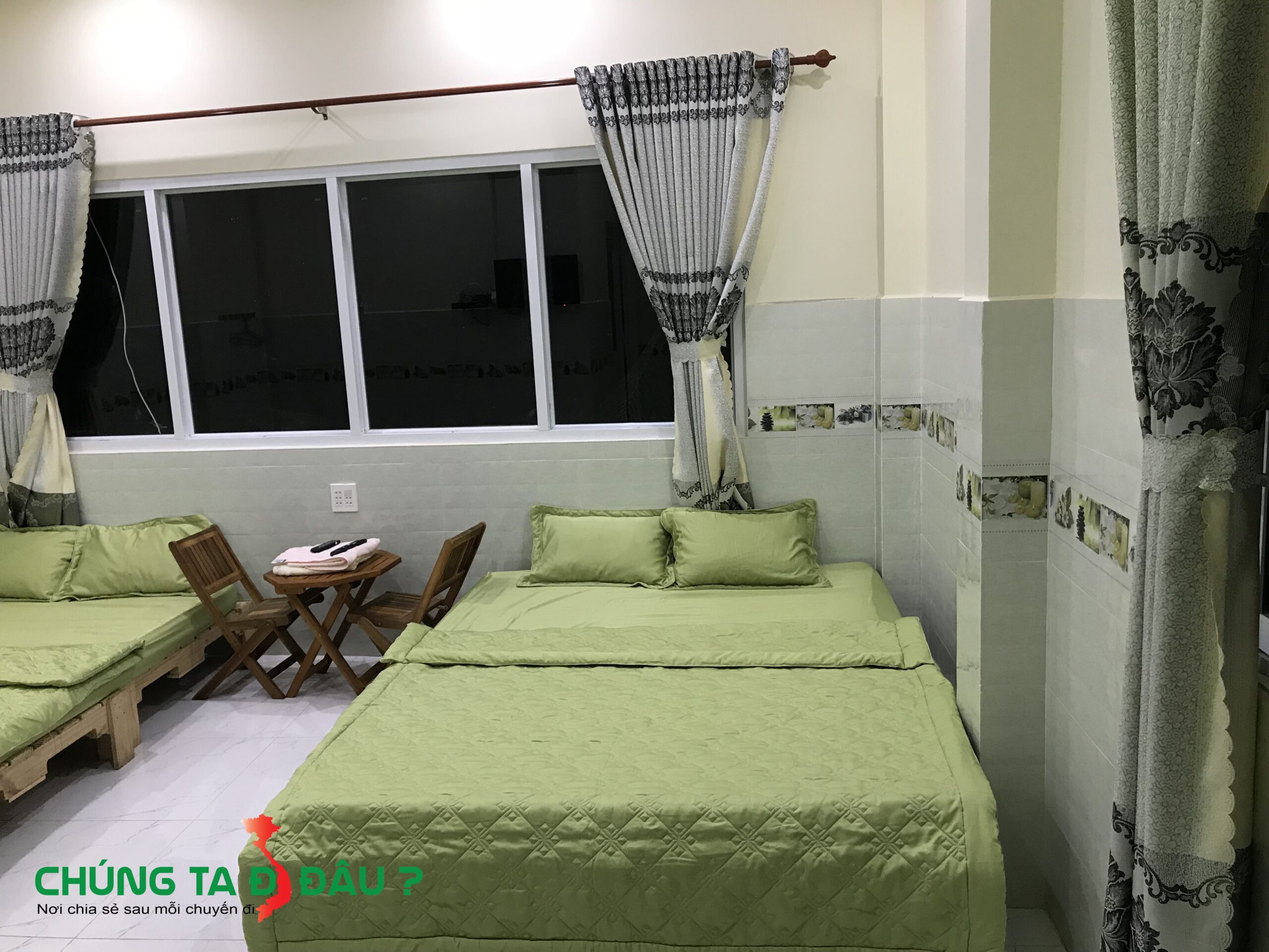 Phòng ngủ được trang bị nóng lạnh, điều hòa, tivi đầy đủ