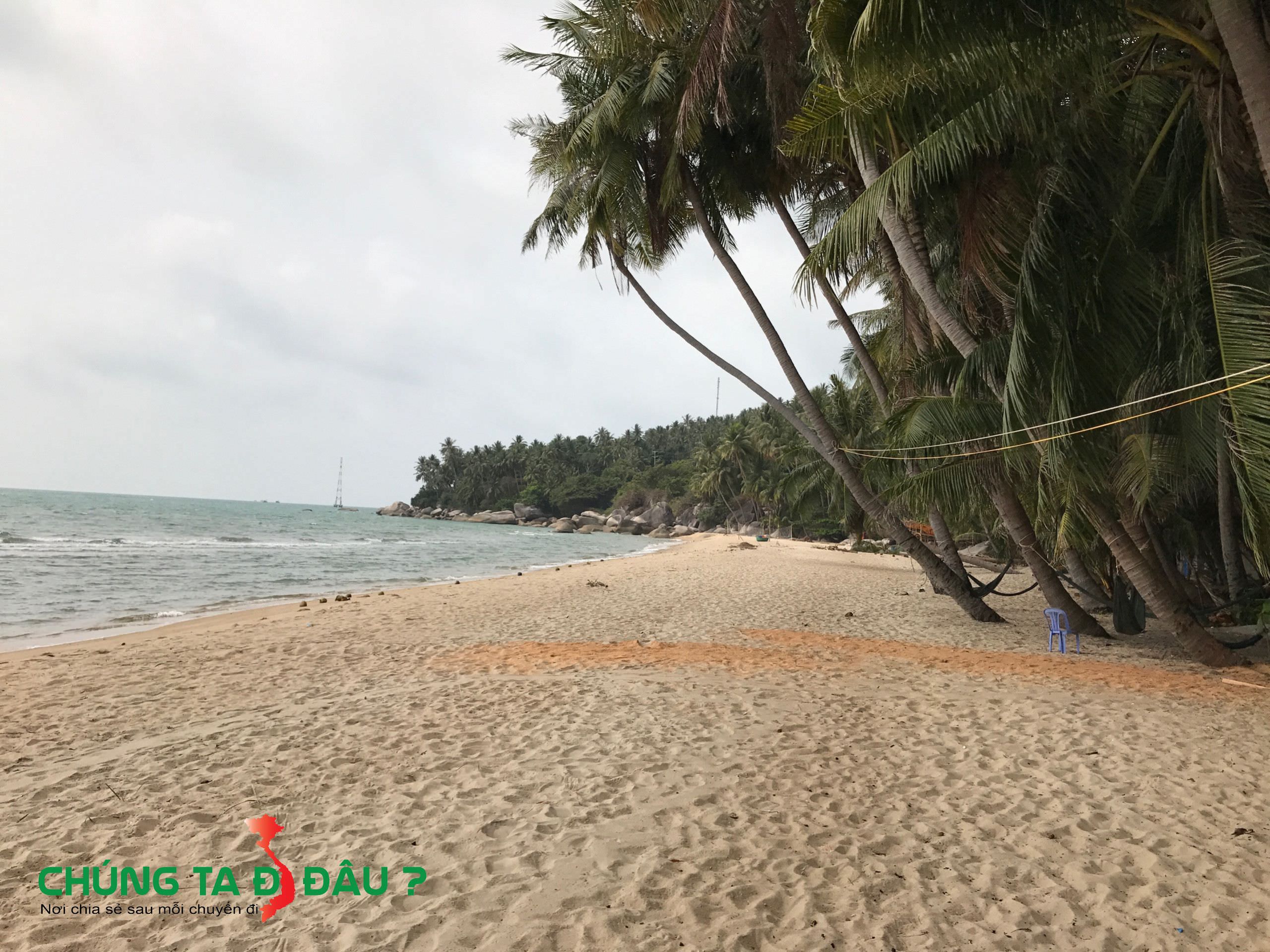 Bãi cái trắng trải dài bên bờ biển với những hàng dừa xanh