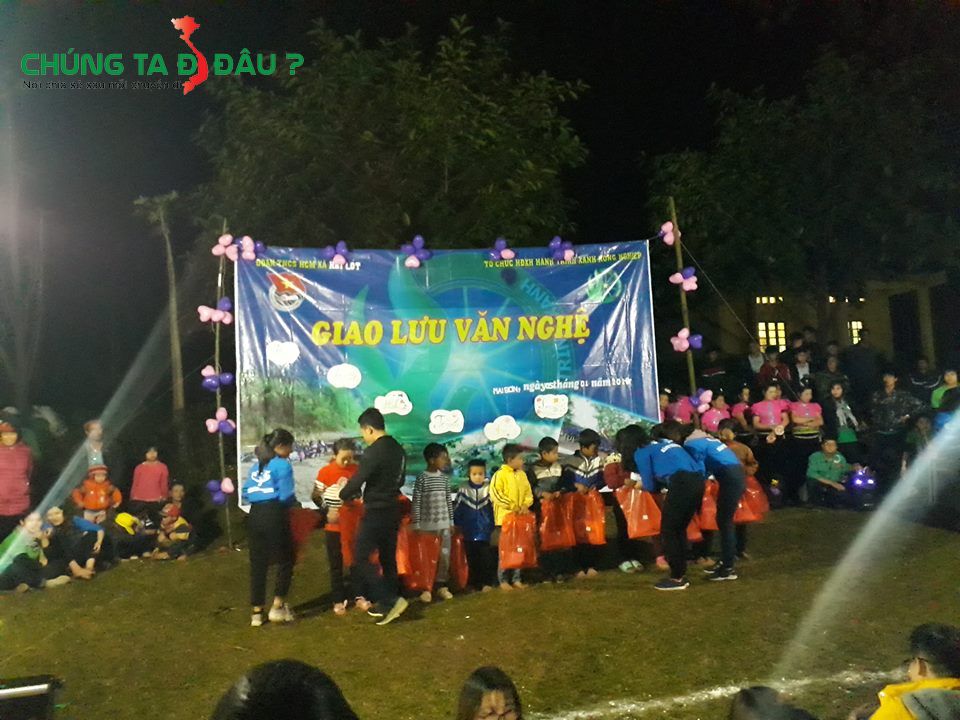 Trao tặng 20 suất quà cho các học sinh