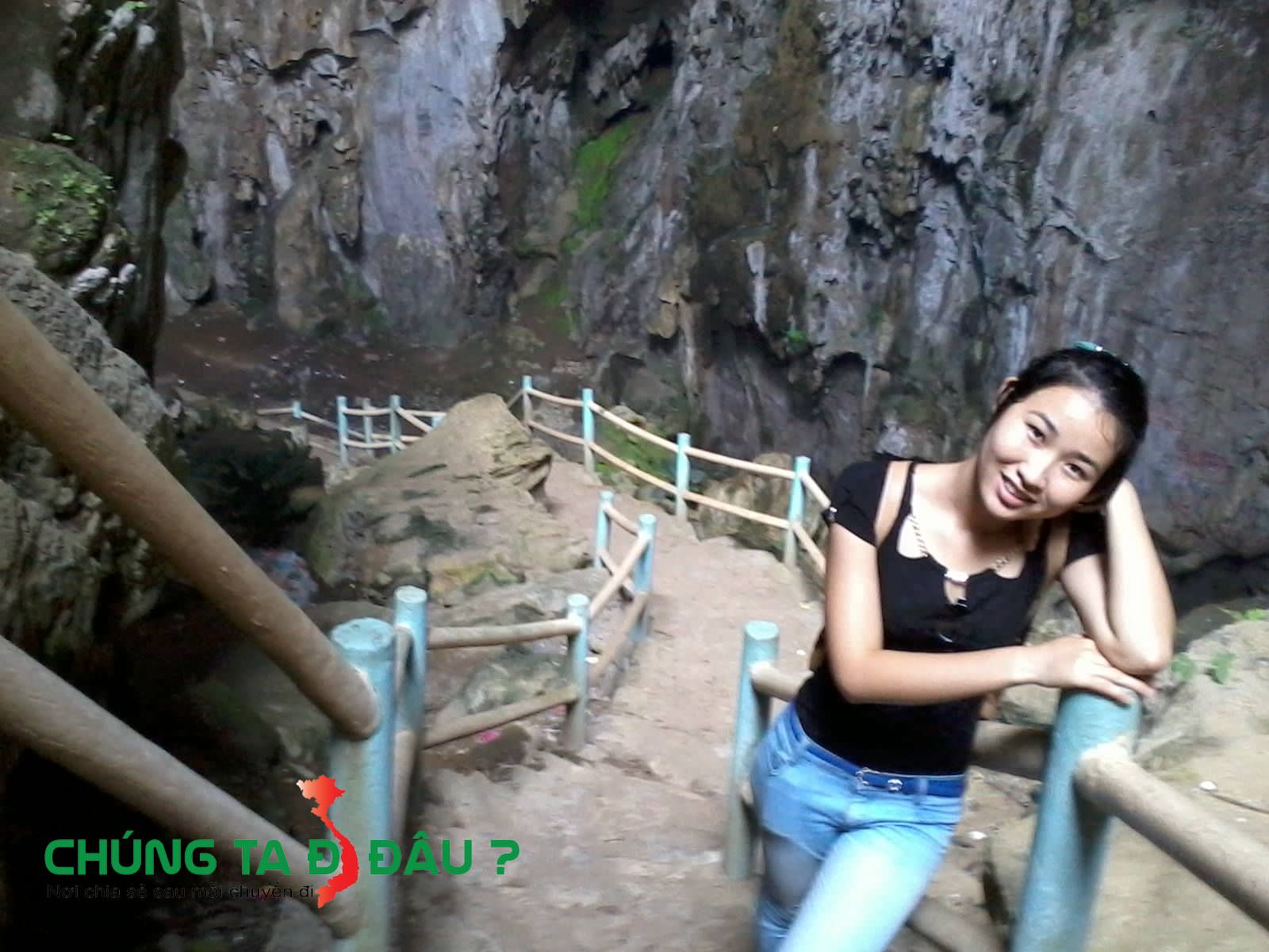 Con đường đi xuống hang rất đẹp