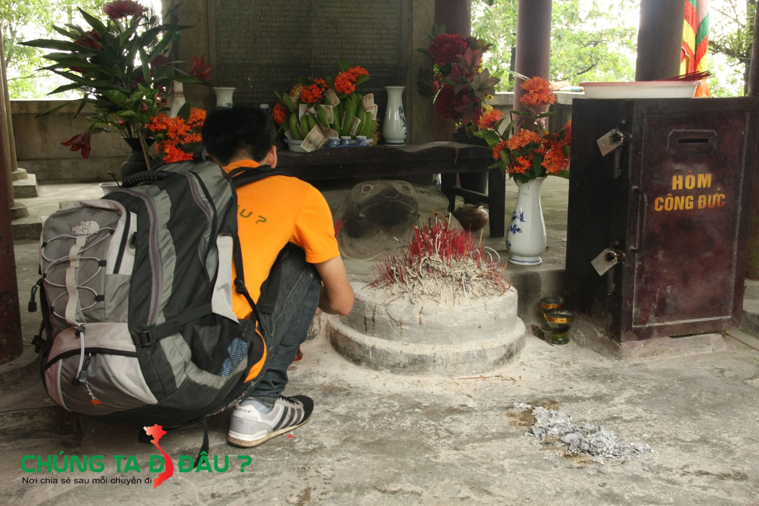 Thắp hương ở di tích bàn cờ Tiên