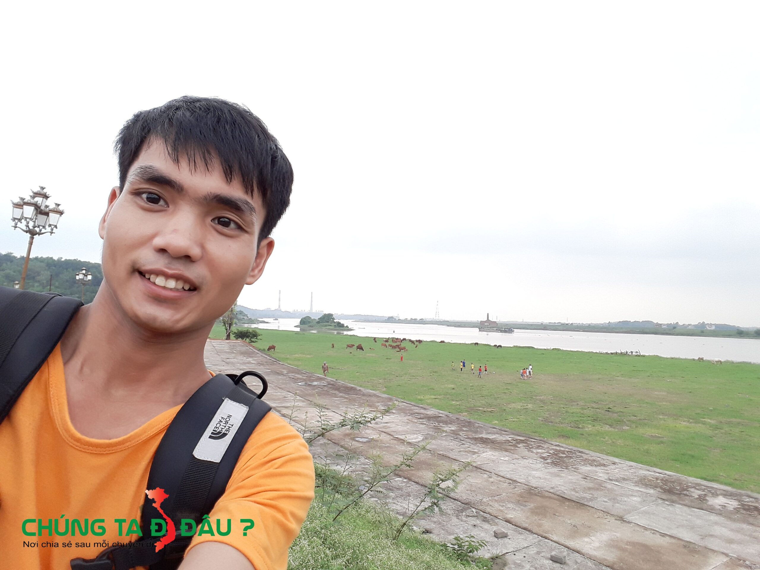 Khung cảnh yên bình ở bờ đê