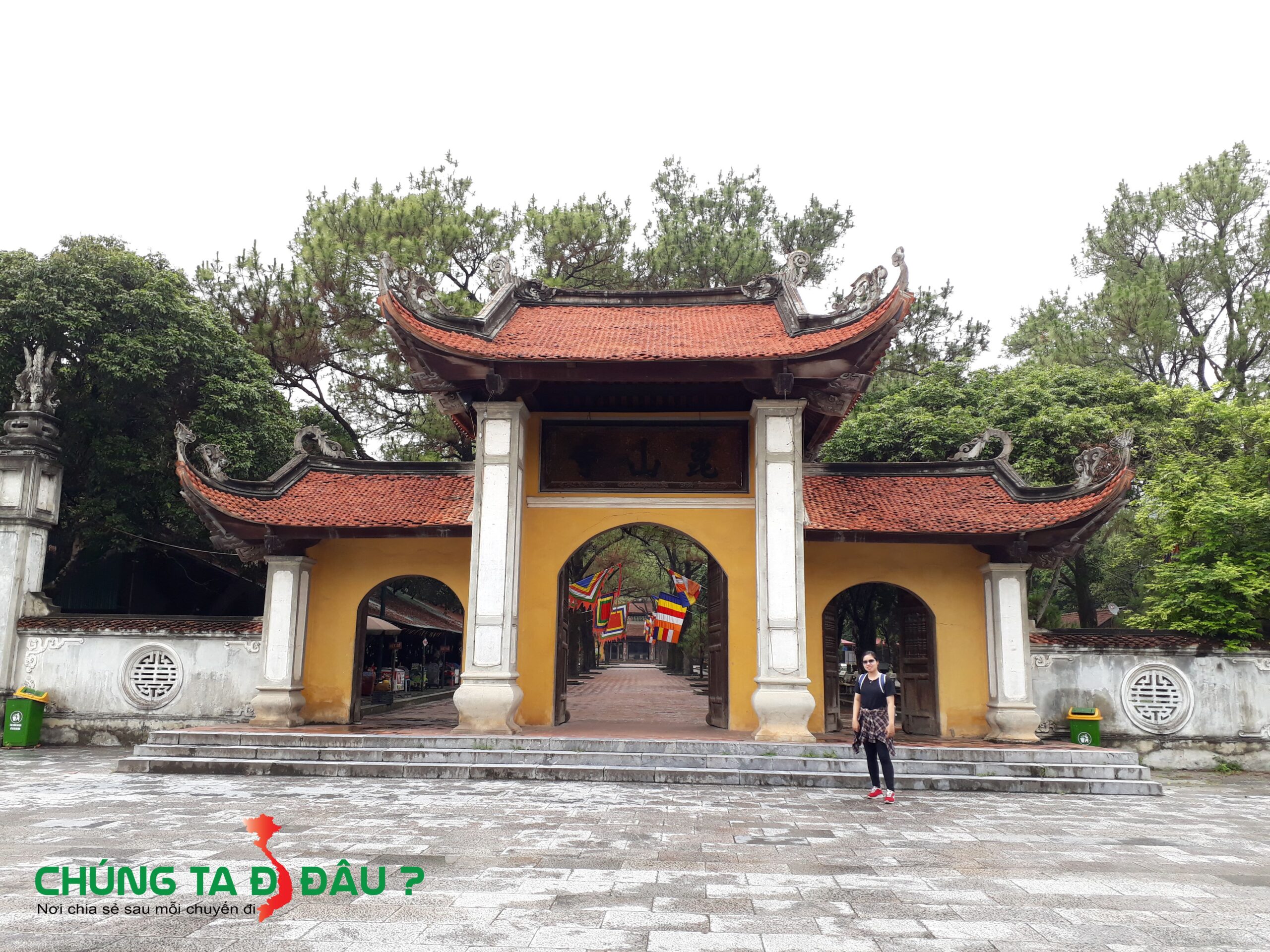 Cổng vào chùa Côn Sơn