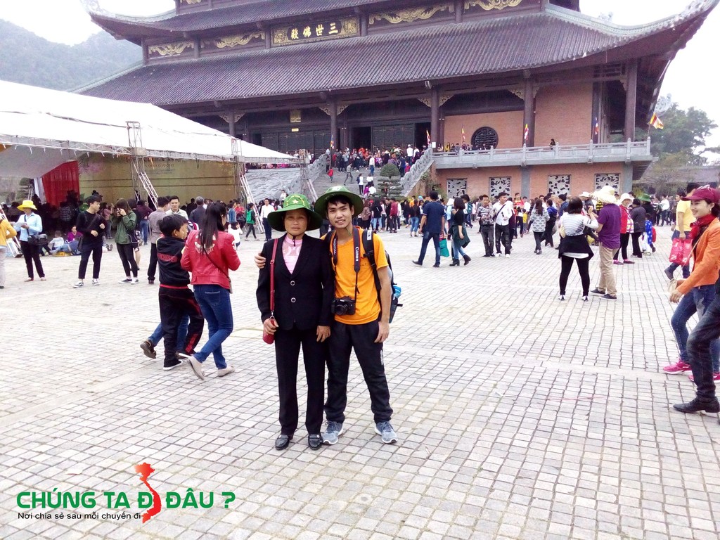2 mẹ con trong chuyến du xuân lễ chùa đầu năm