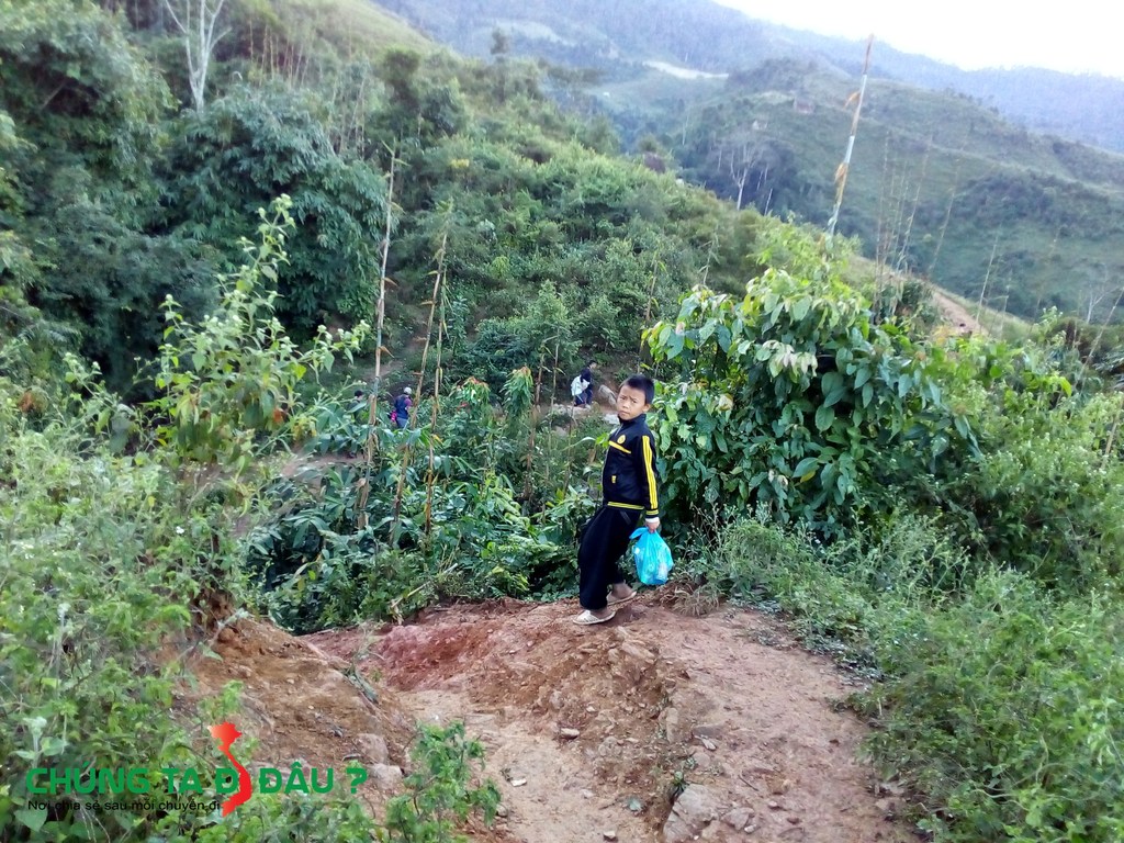 Cậu bé Giàng A Trịnh đi leo núi cùng chúng tôi để bán nước
