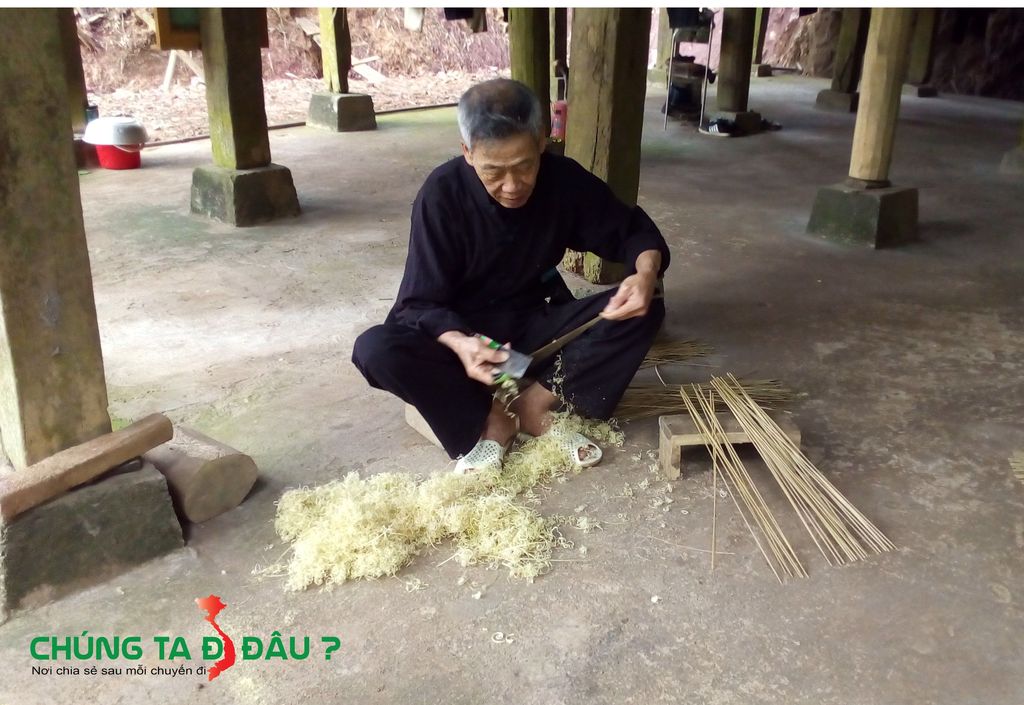 Ghé thăm gia đình ông cụ chuyên đan lát các đồ vật bằng tre nứa