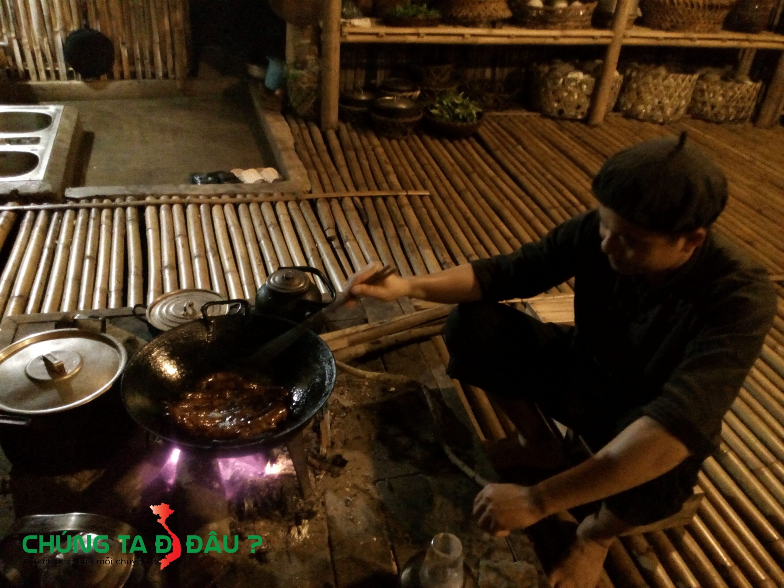 Anh người Tày đang rán Lạp Sườn cho bữa tối