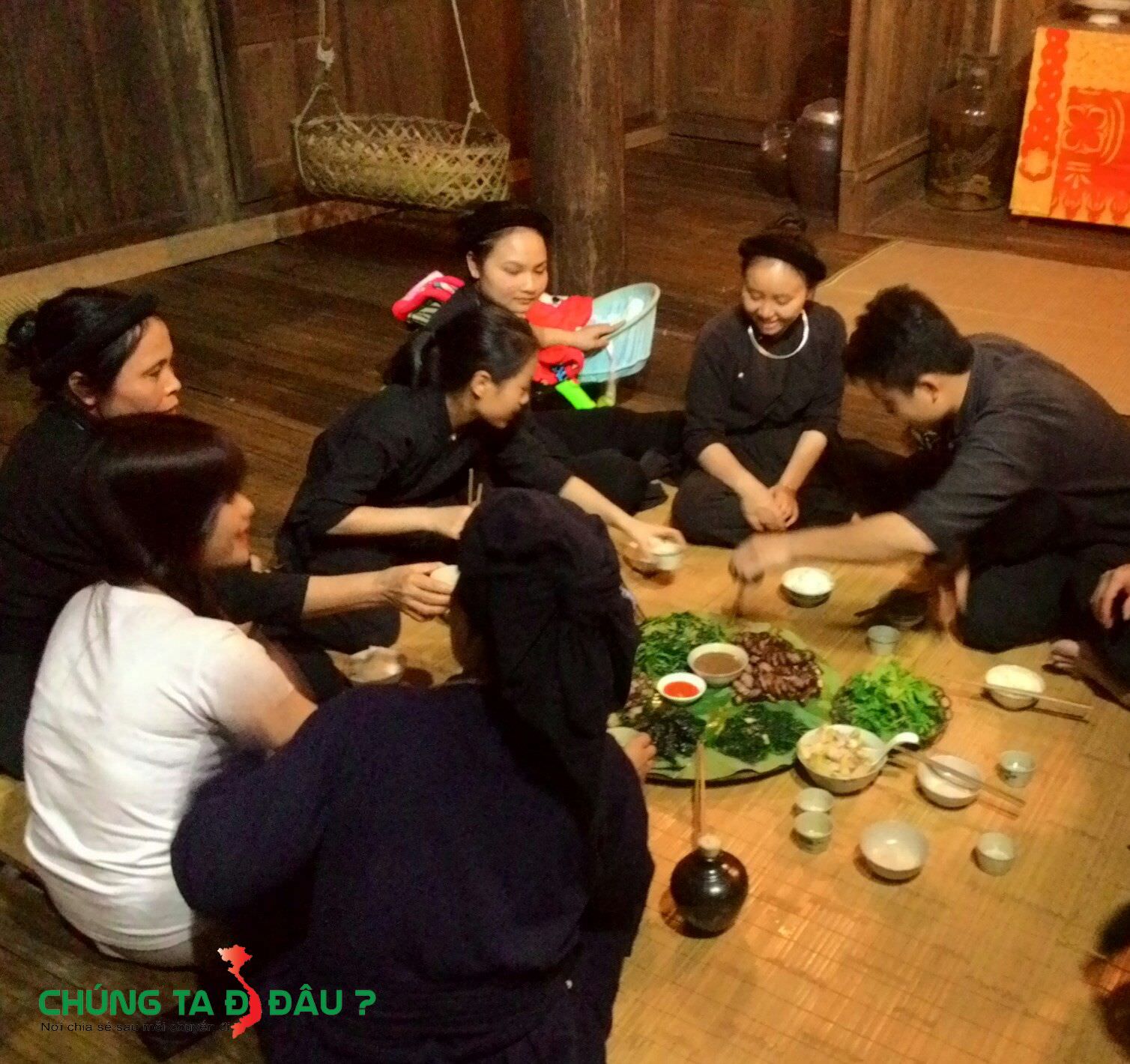 Mọi người quây quần bên bữa ăn