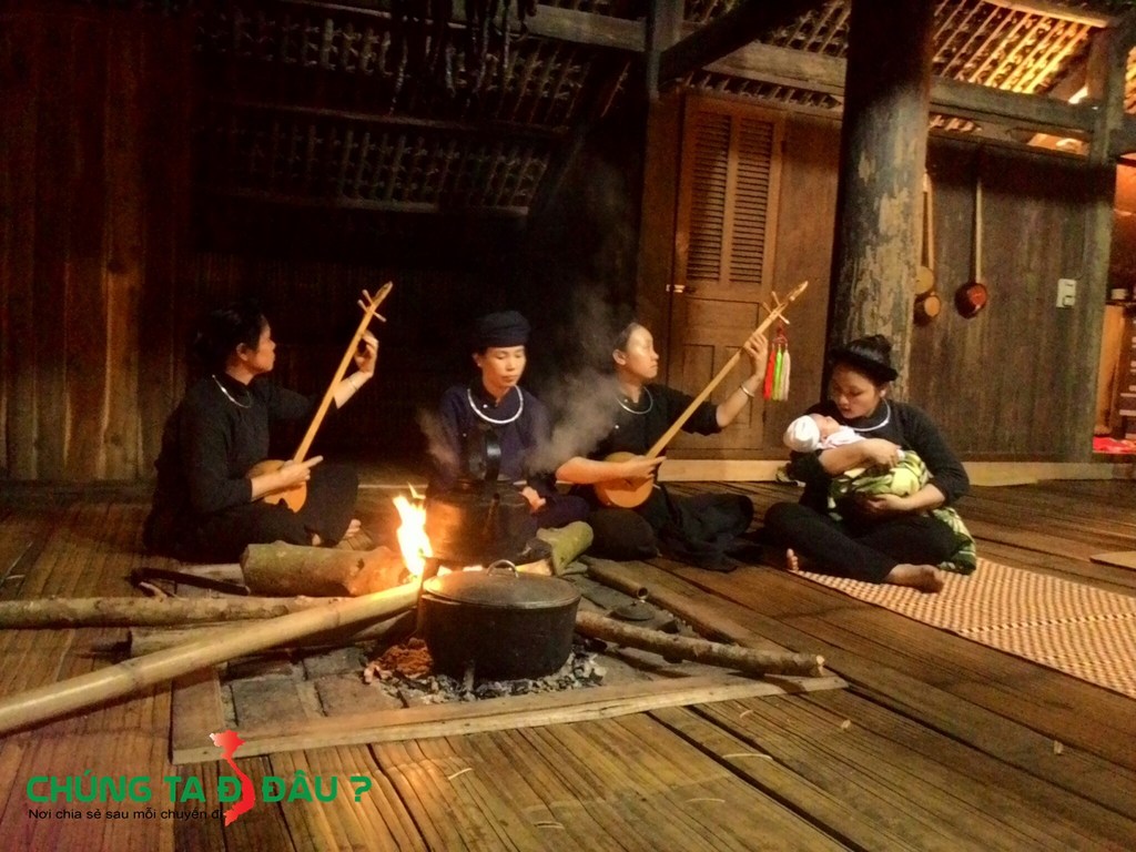 Chúng tôi ngồi cạnh bếp lửa và nghe hát Then đến 11h tối