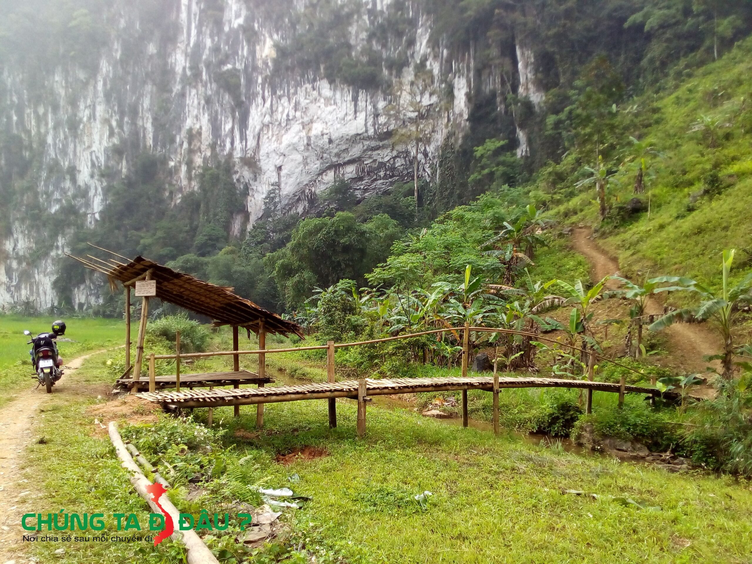 Chòi nhỏ dựng ngay đường vào cổng hang Dơi