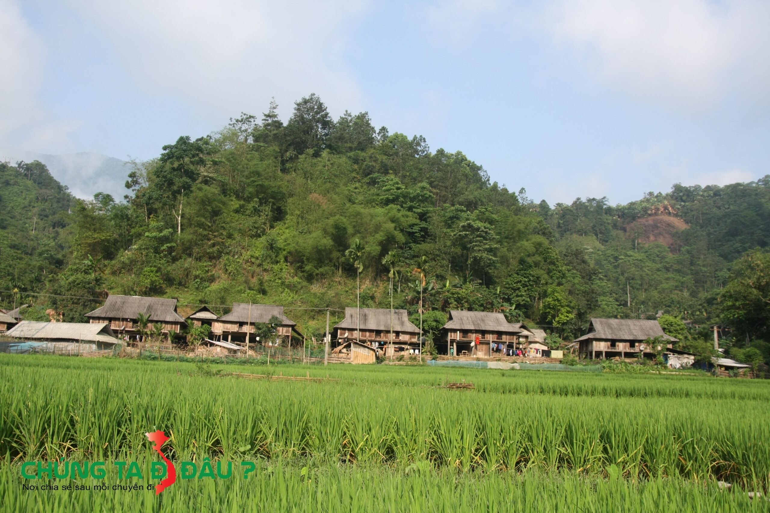Bản Kho Mường nhìn từ xa rất đẹp