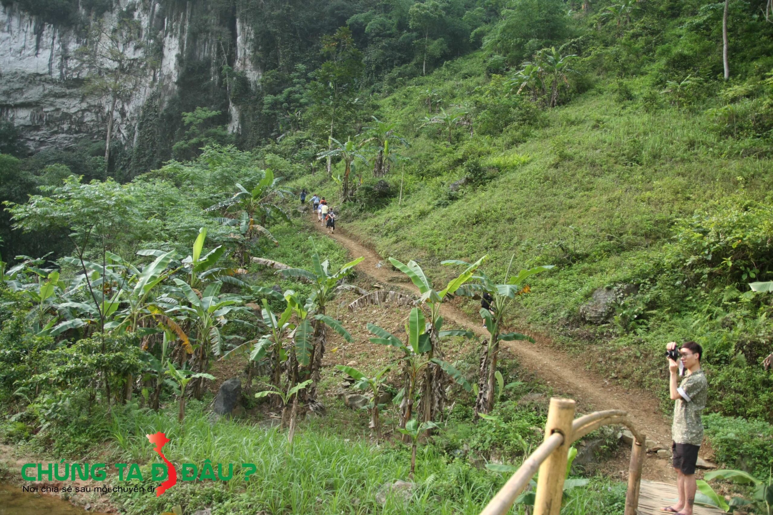 Đi qua cầu tre tiến lên hàng Dơi