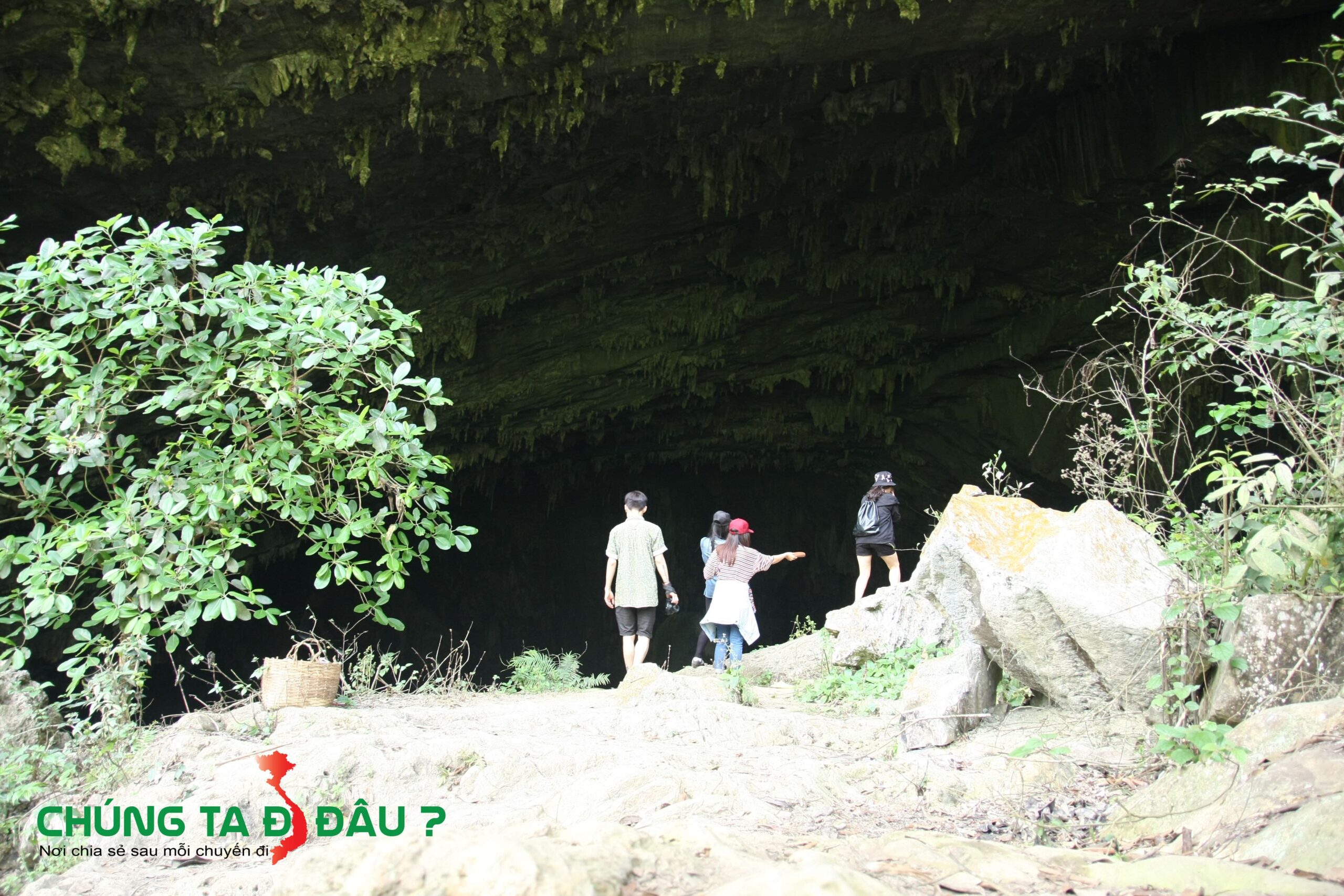 Miệng hang rất là to
