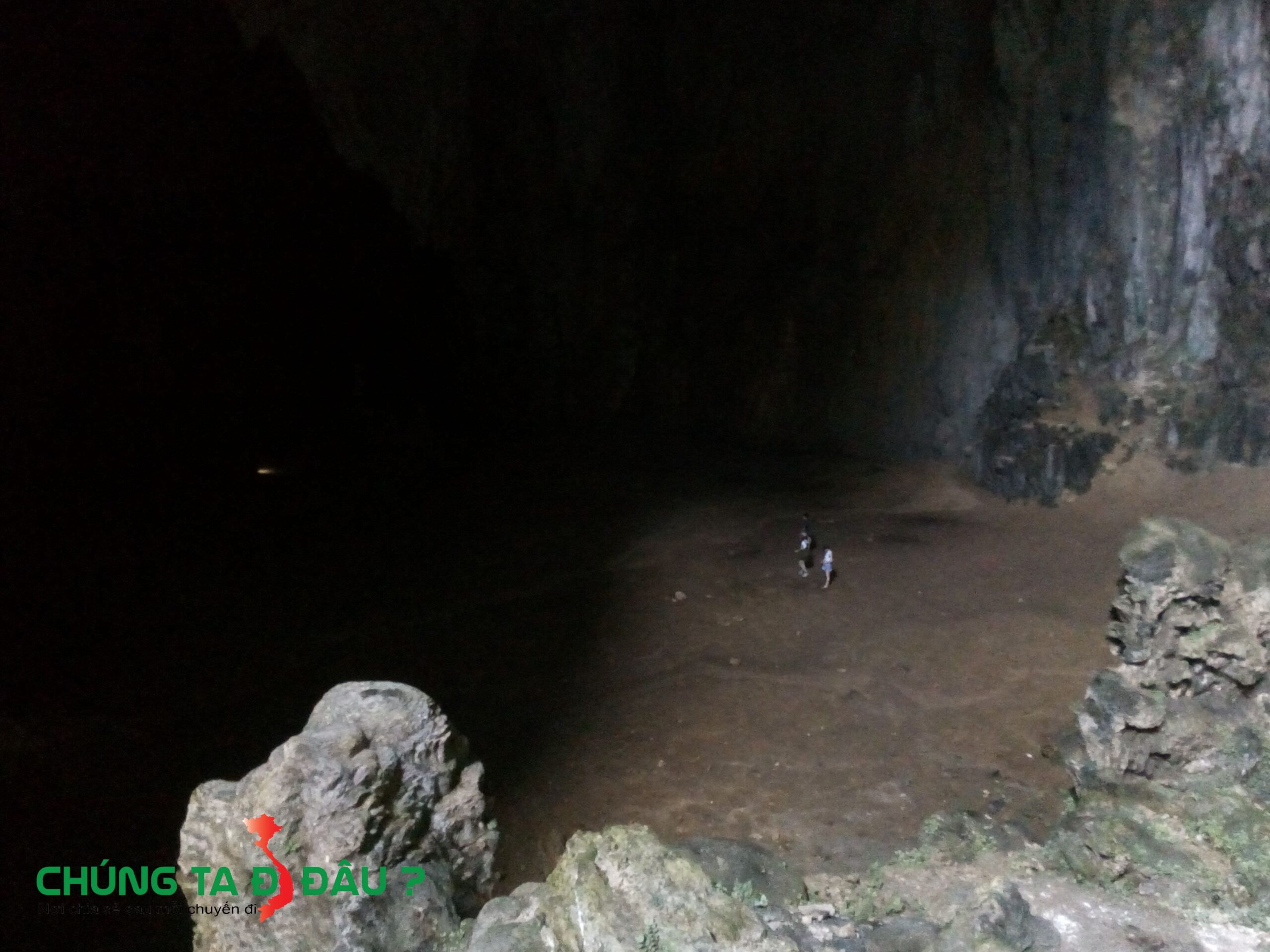 Sân đất đường vào hang tối