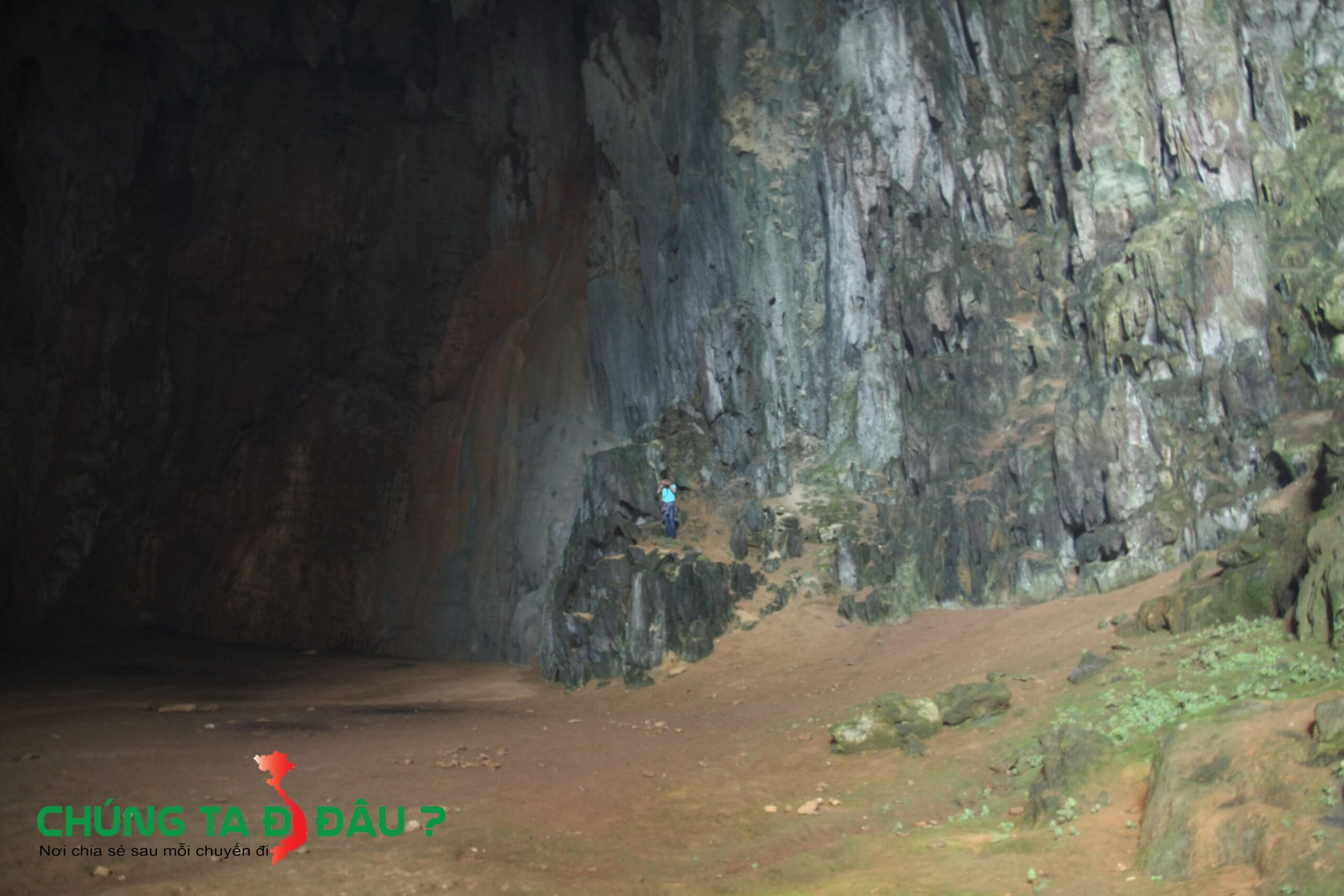 Hang tối này cũng rộng phết đấy