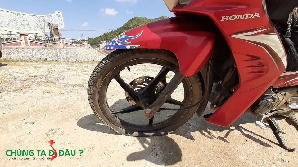 Xe bị thủng xăm trên đỉnh đèo