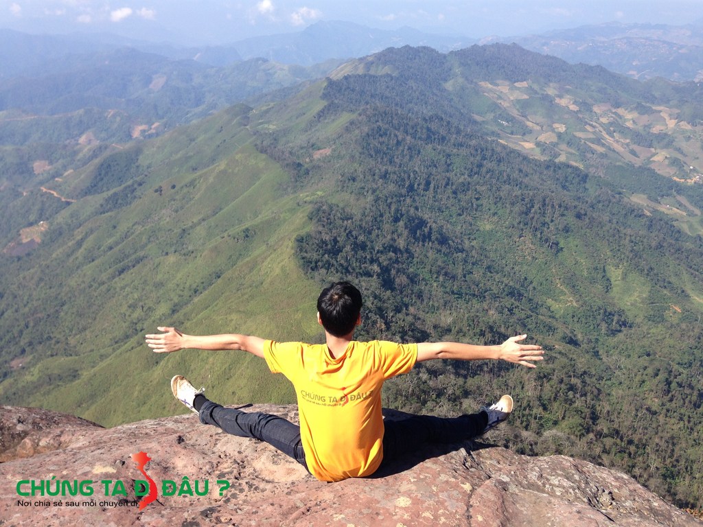 Trái là Lào, Phải là Việt nam nhé