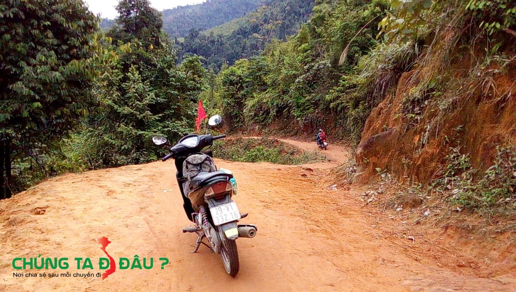 Đường khó đi nên vừa đi vừ phải đợi nhau
