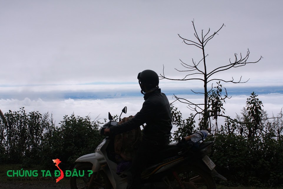 Một bên là núi, 1 bên là mây