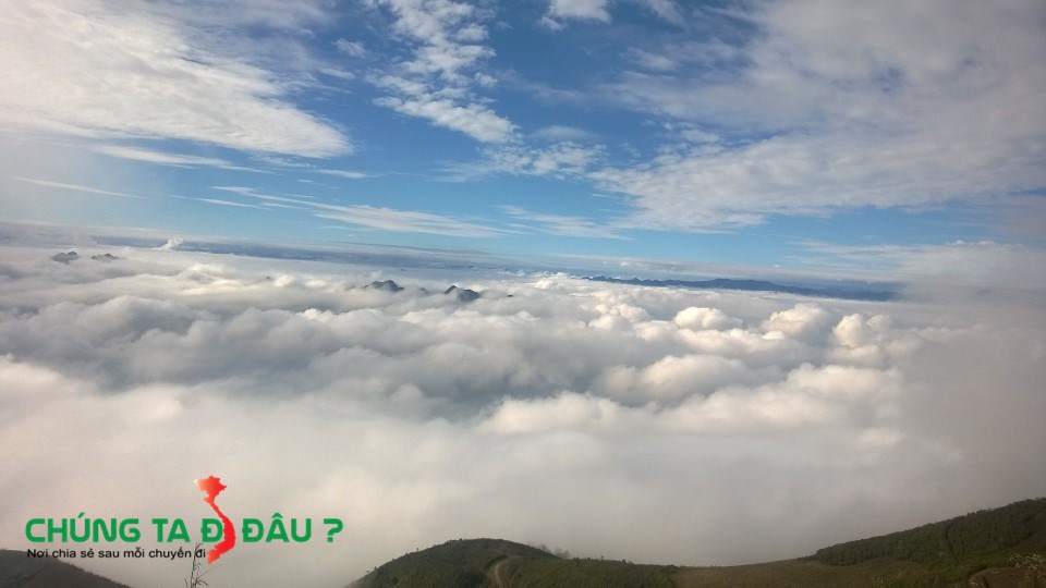Phải đi xuyên qua cái biển mây này mới xuống núi và về được các bác ạ