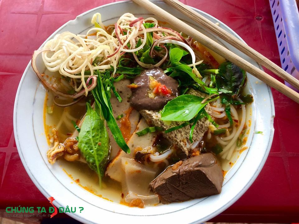 Bún riêu cua đường Võ Văn Tần, kế tiệm xiếu hen