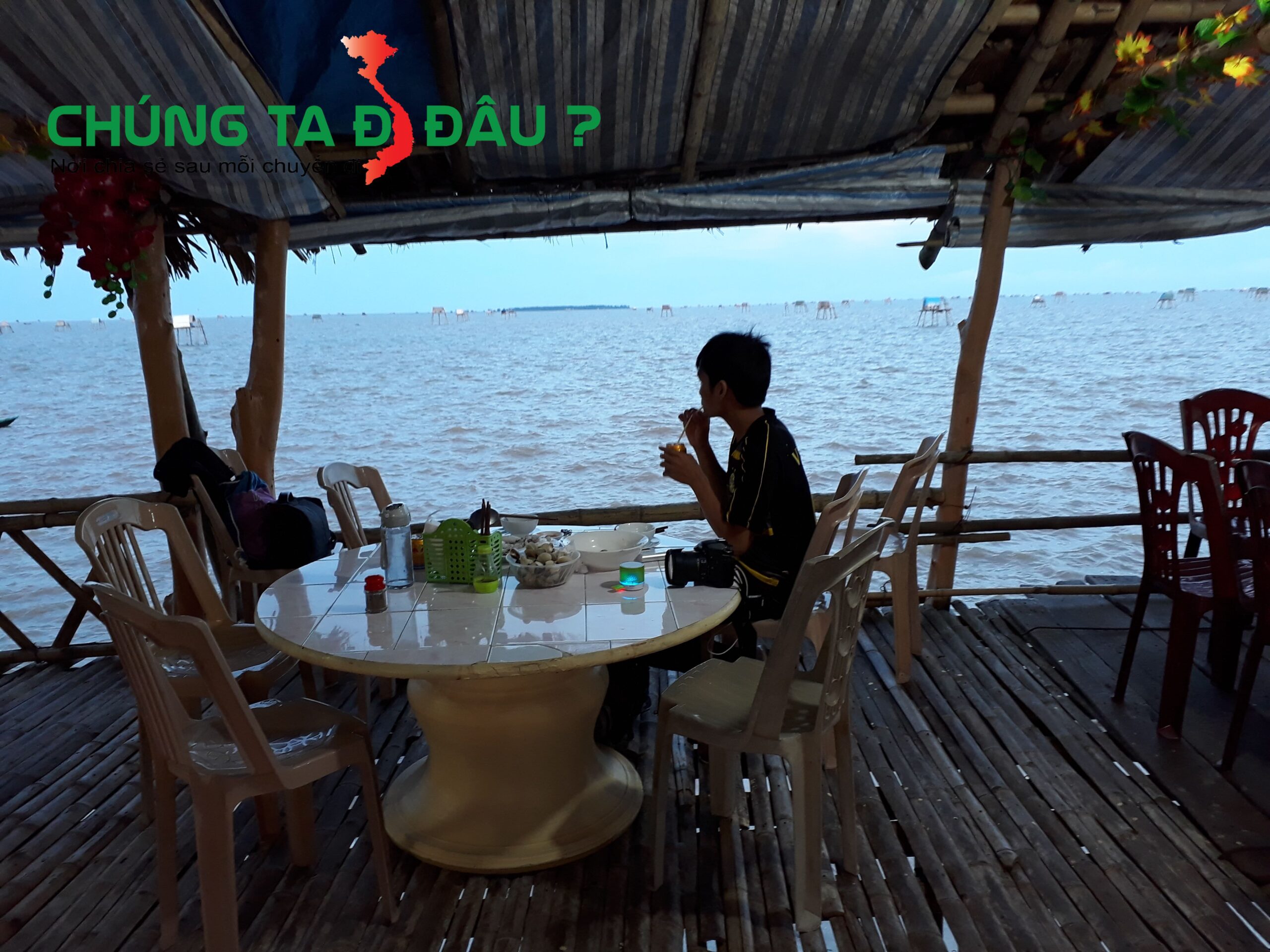 Vừa ăn vừa ngồi hóng mát ngắm biển
