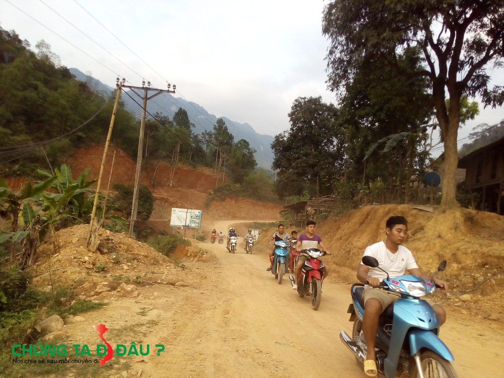 Đường vào Thác Hiêu, kẻ ra người vào tấp nập