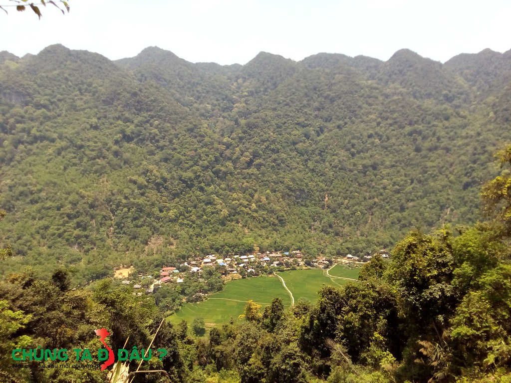 Xa xa bên đường là những bản làng nhà Sàn rất thơ mộng