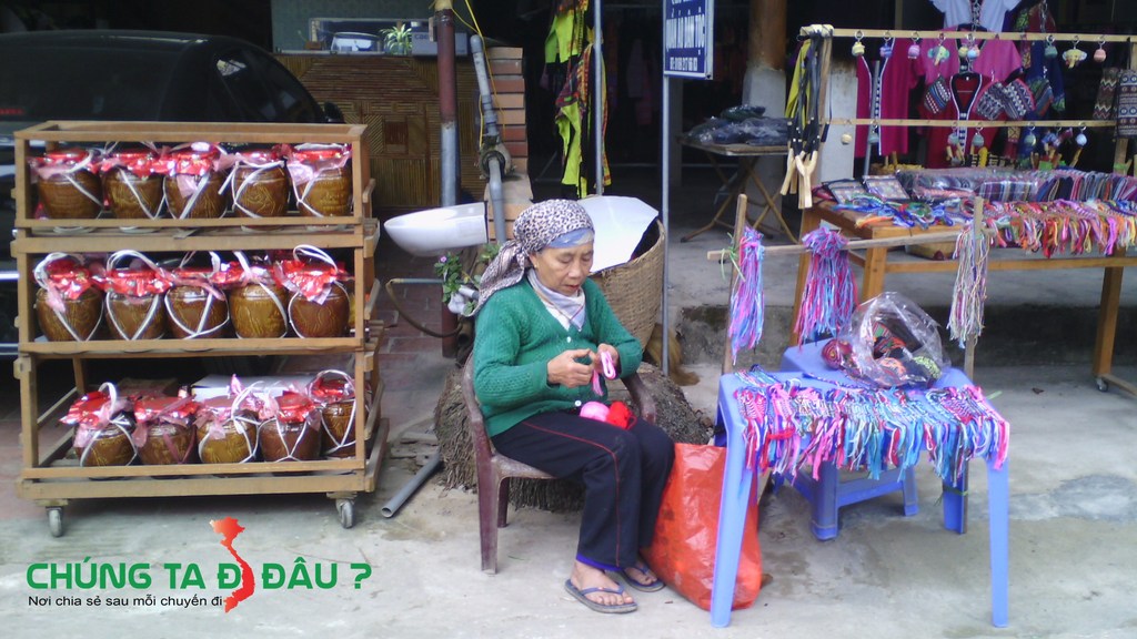 Rượu Cần và hàng thổ cẩm được bày bán trên bản