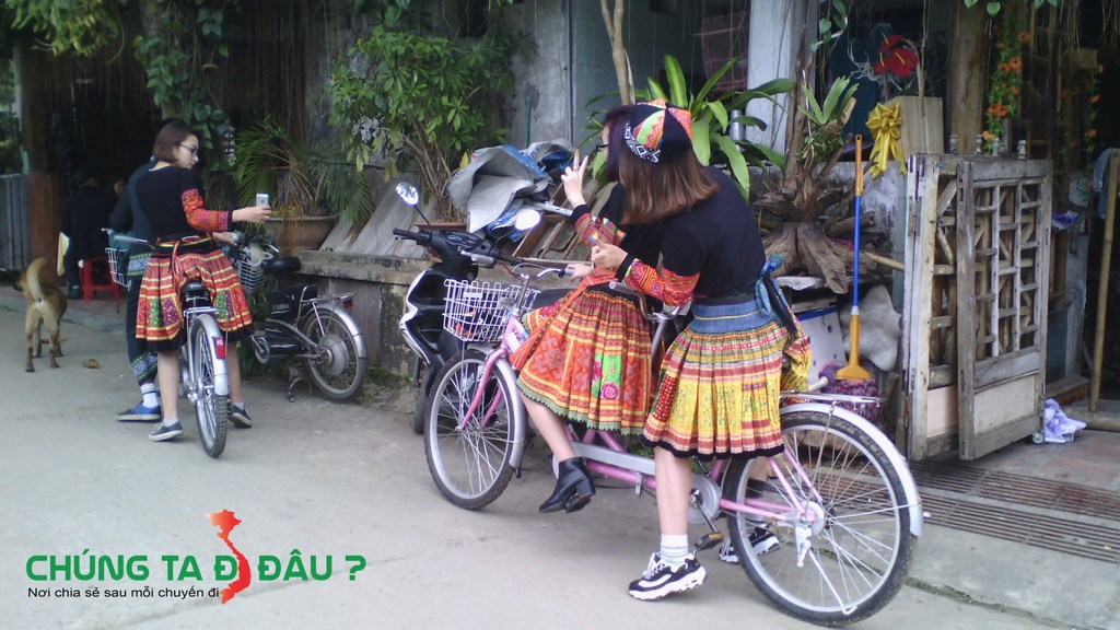 Bạn có thể thuê xe đạp và quần áo thăm quan quanh bản
