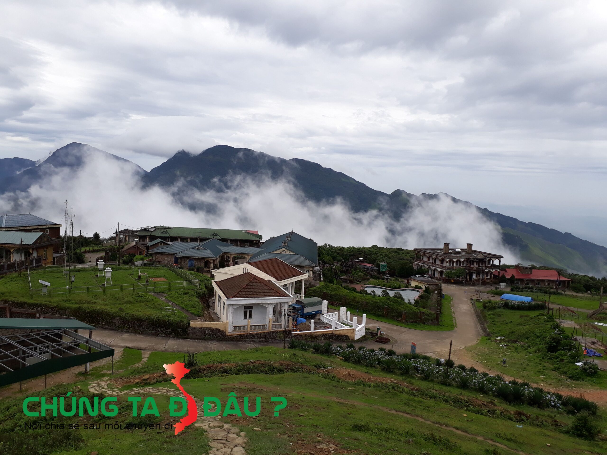 Mây bay xung quanh dưới chân đỉnh núi