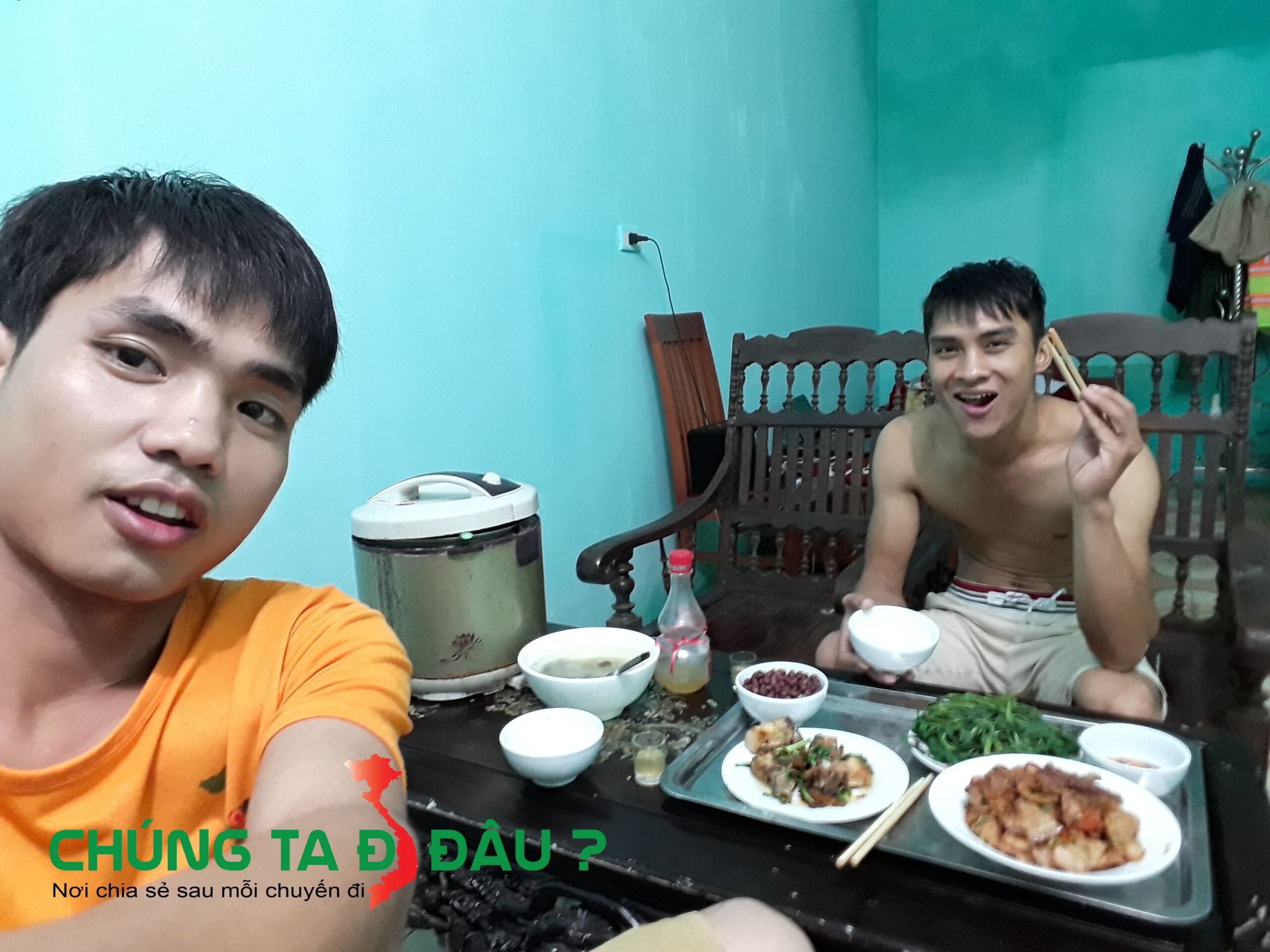 Hai anh em ăn tối