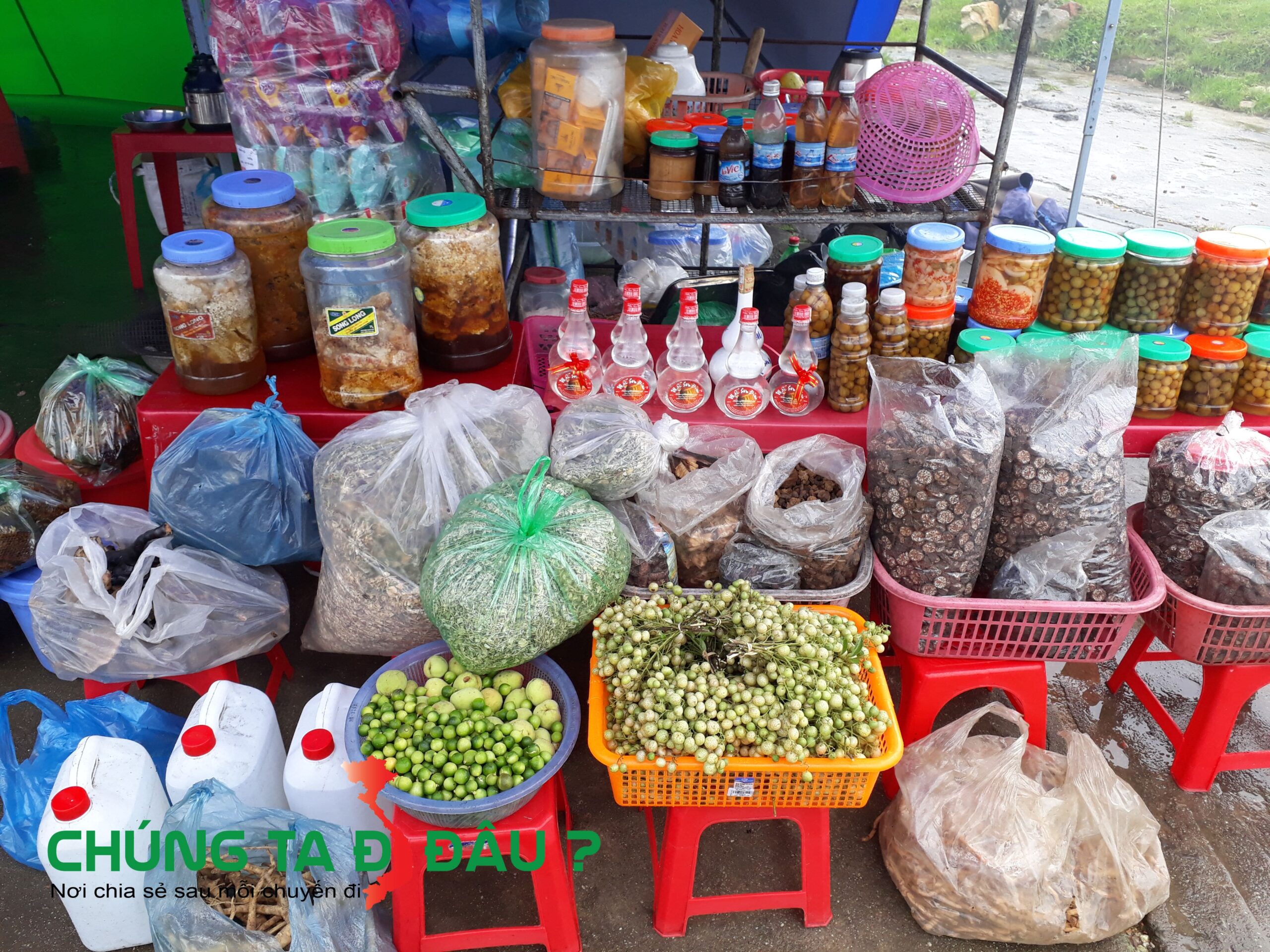 Một quán hàng ven đường trên đỉnh Mẫu Sơn