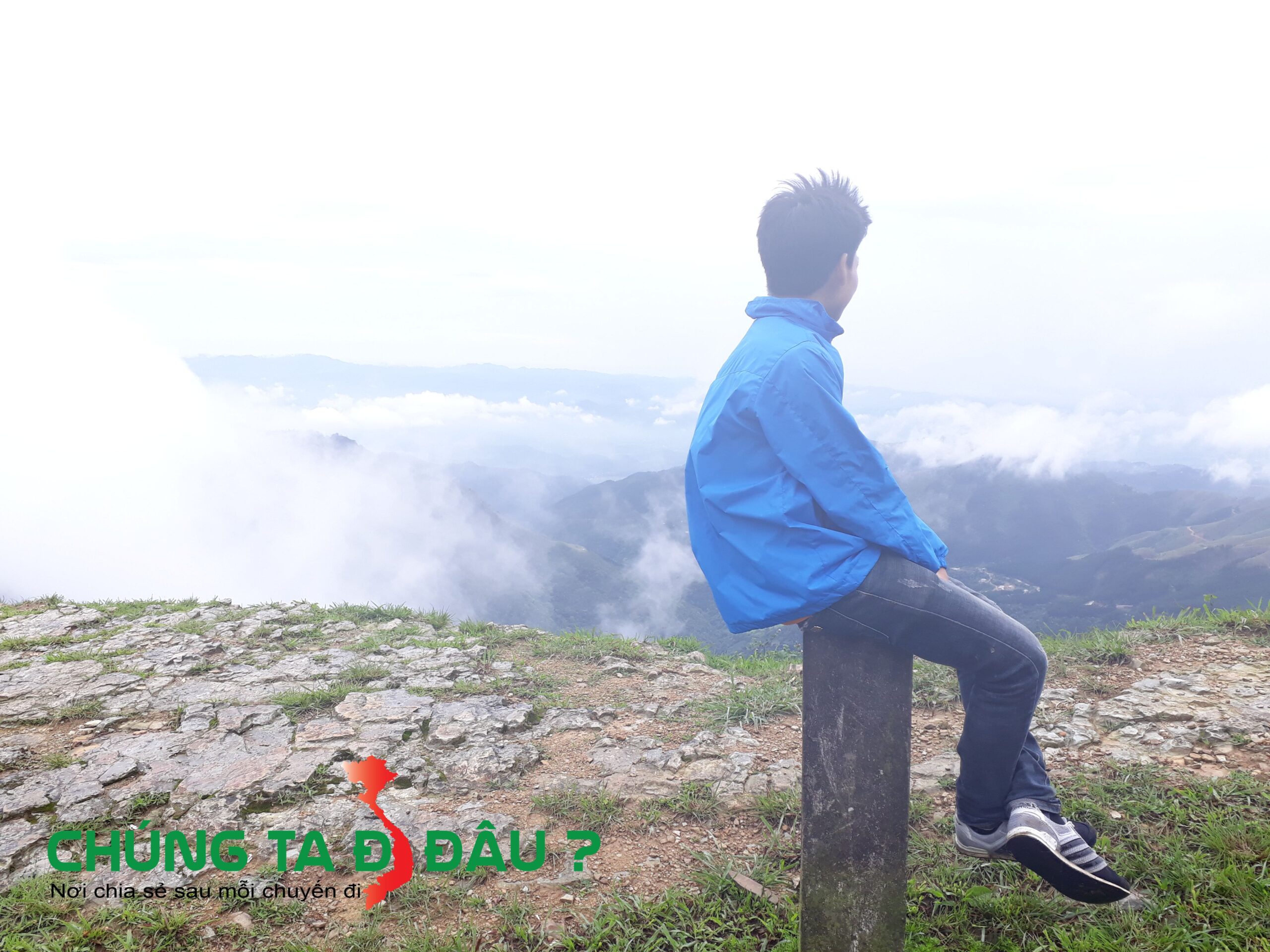 Ngồi ngắm mây trên đỉnh Mẫu Sơn