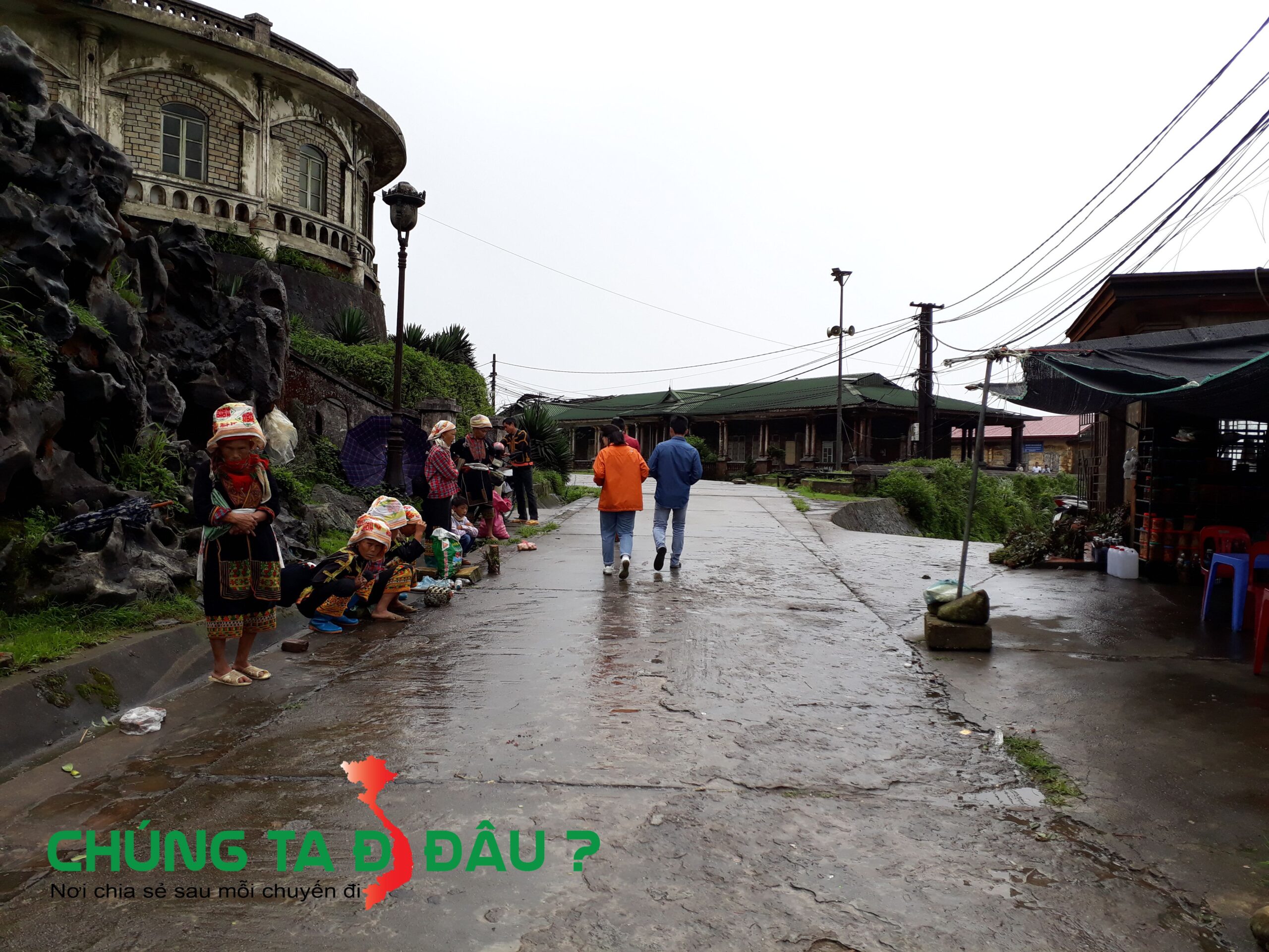 Một đoạn đường trên đỉnh núi