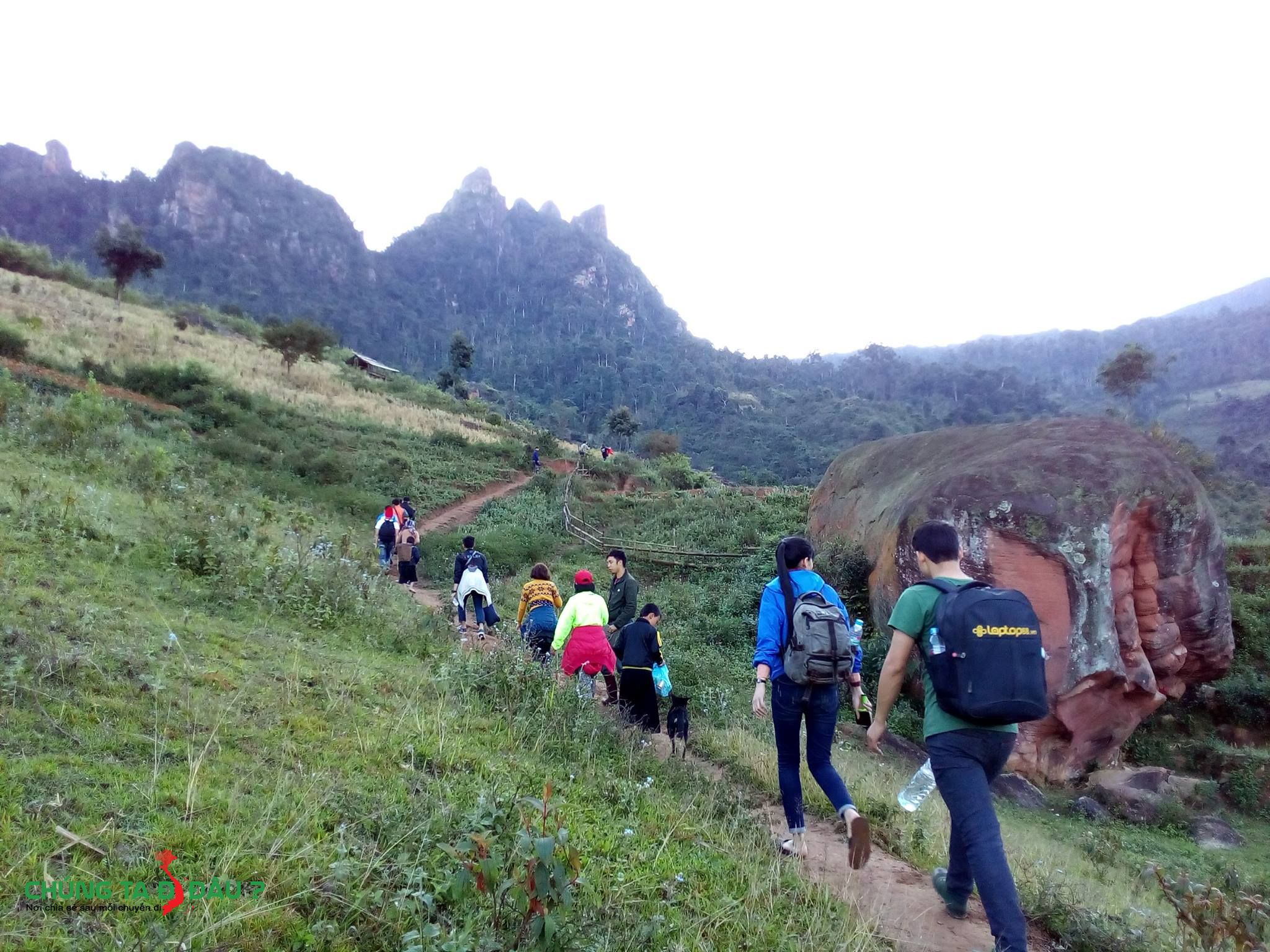 Trên đường trekking lên đỉnh Pha Luông