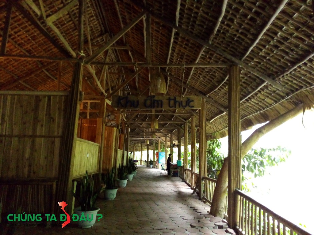Khu ẩm thực ven hồ