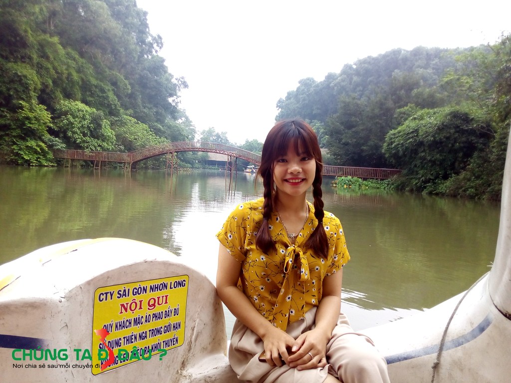 Cây cầu 'Tình yêu' bắc qua hồ rất thơ mộng