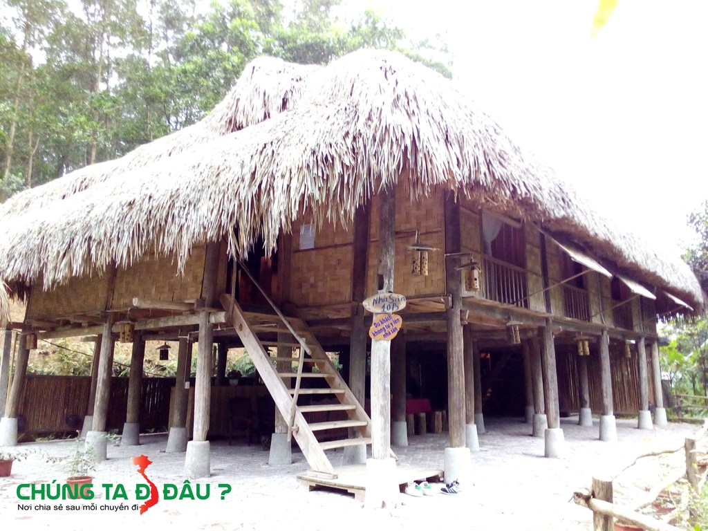 Một ngôi nhà sàn (nhà khách) hôm mình ở, nhà 10B