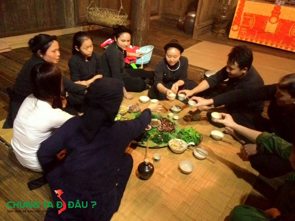 Cùng ăn cơm tối với bà con trong 'Khu bảo tồn'